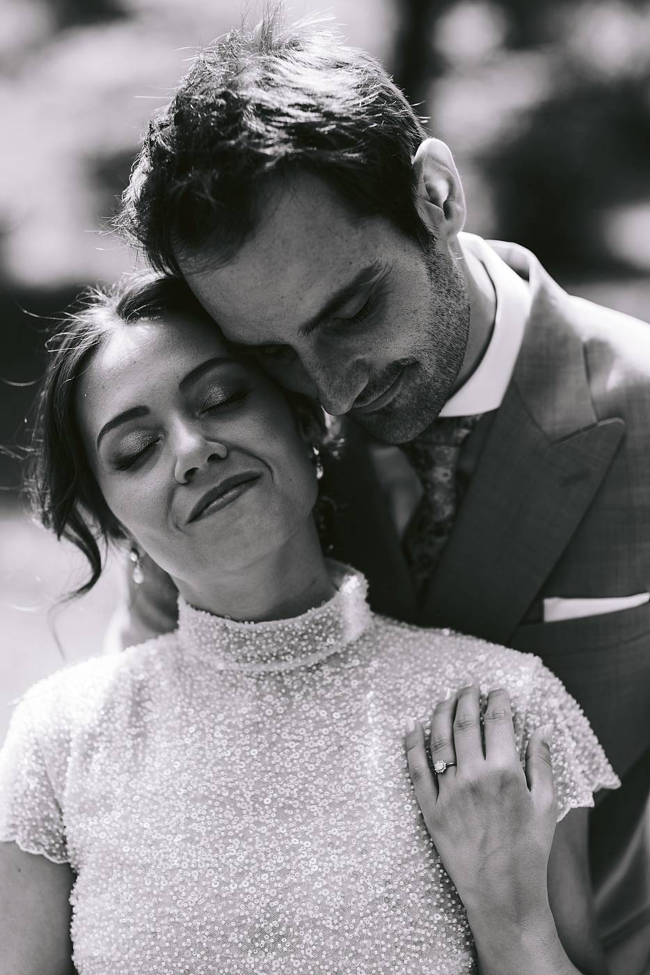 Gros plan des mariés au parc des buissons