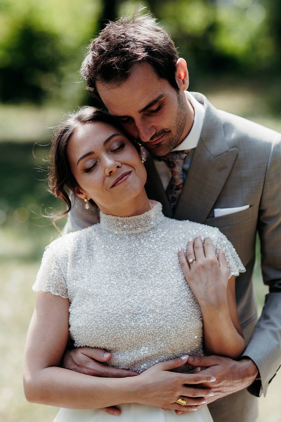 Les mariés enlacés au parc des buissons à Vernouillet