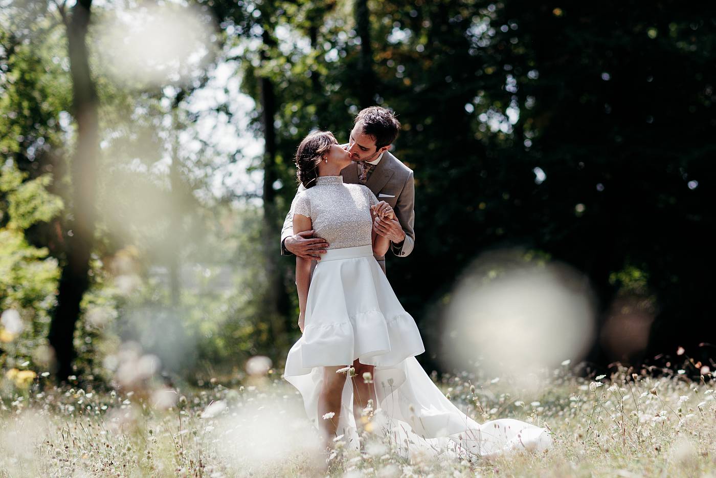 Le baiser des mariés parmi les fleurs sauvages du parc des buissons à Vernouillet