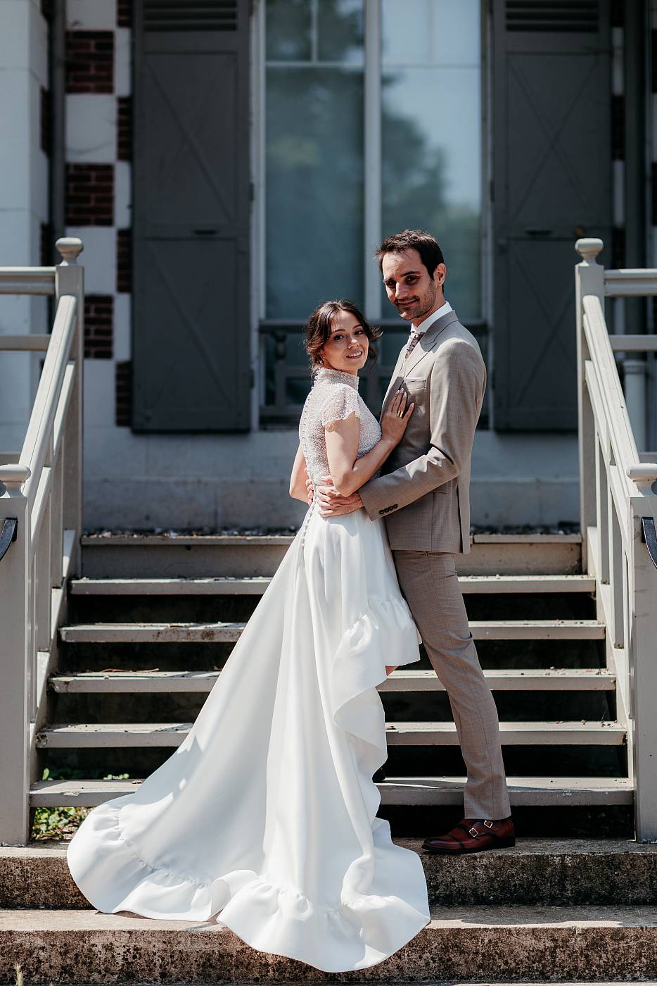 Les mariés sur les marches de la maison des buissons à Vernouillet