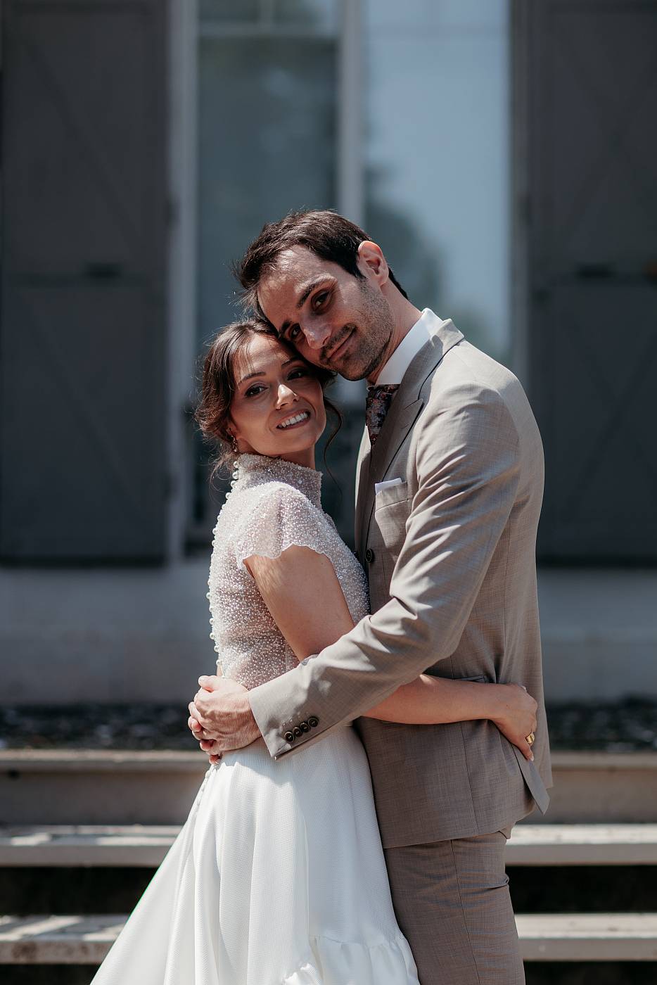 Gros plan sur les mariés devant la maison des buissons