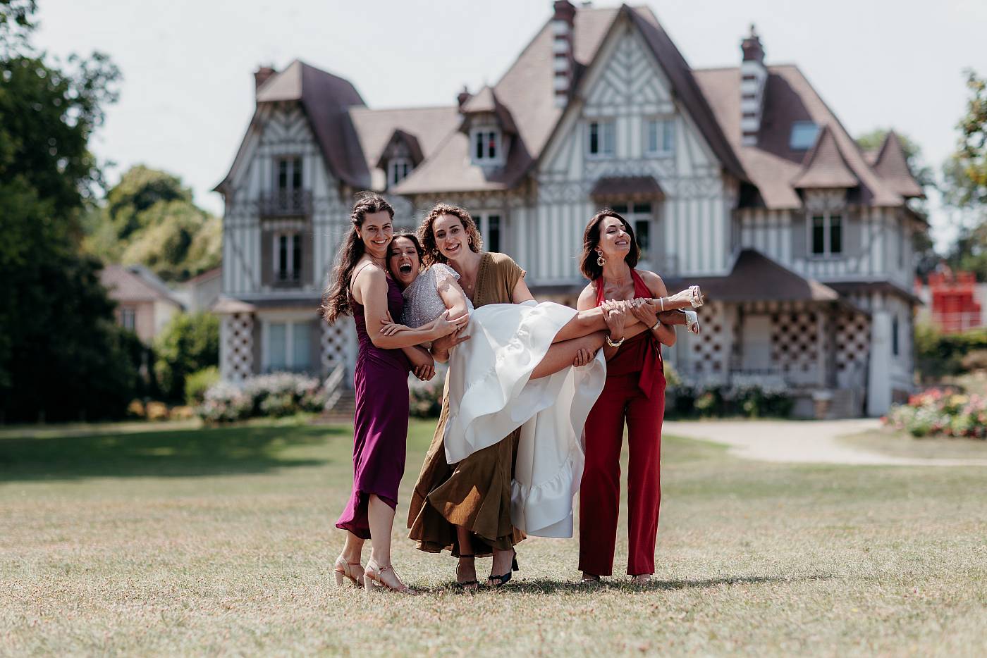 La mariée et ses demoiselles d'honneur devant la maison des buissons