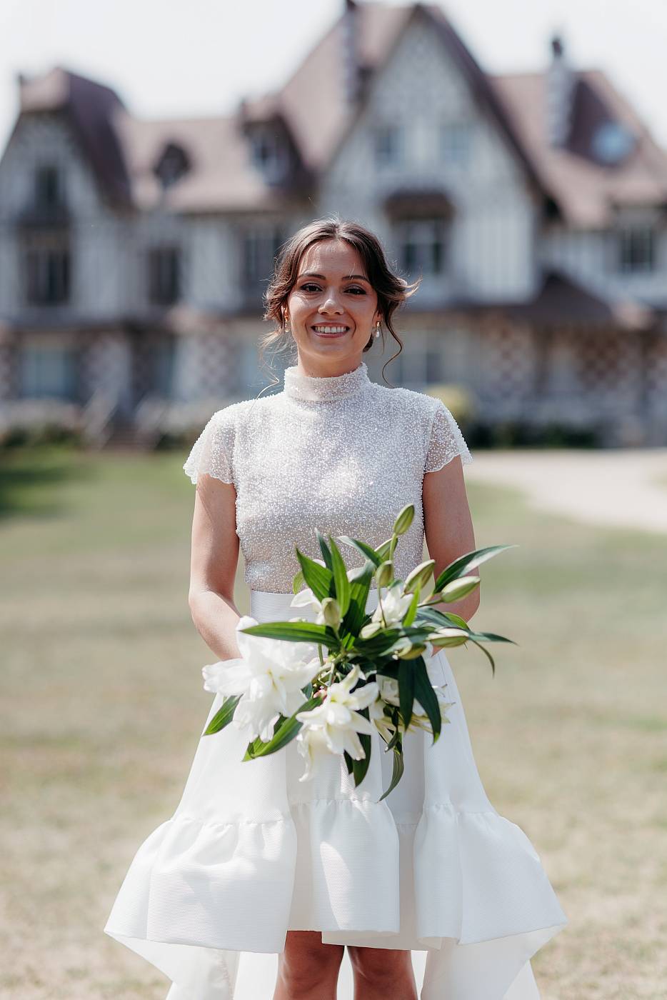 Plan américain de la mariée avec son bouquet dans les Yvelines