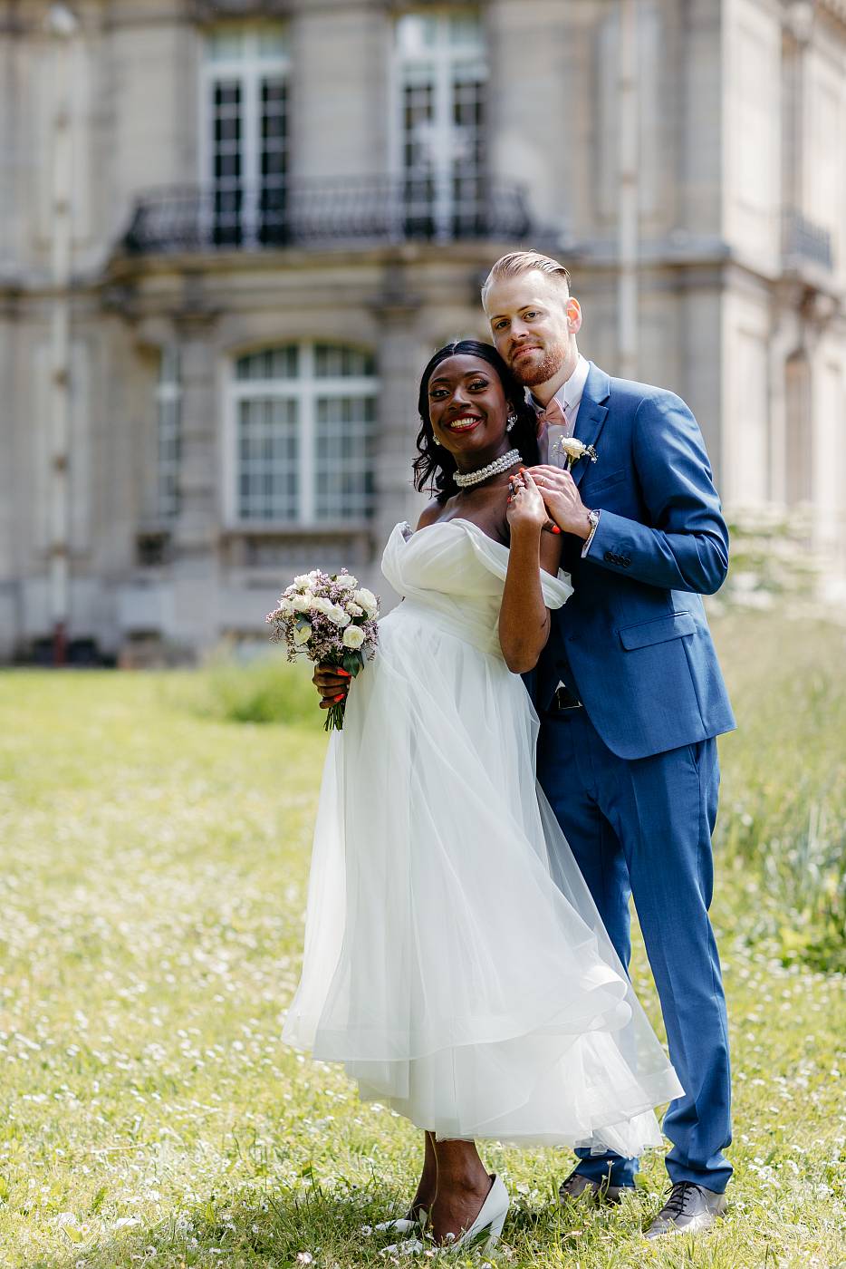 Les mariés posant devant l'hôtel de ville de Plaisir dans les Yvelines