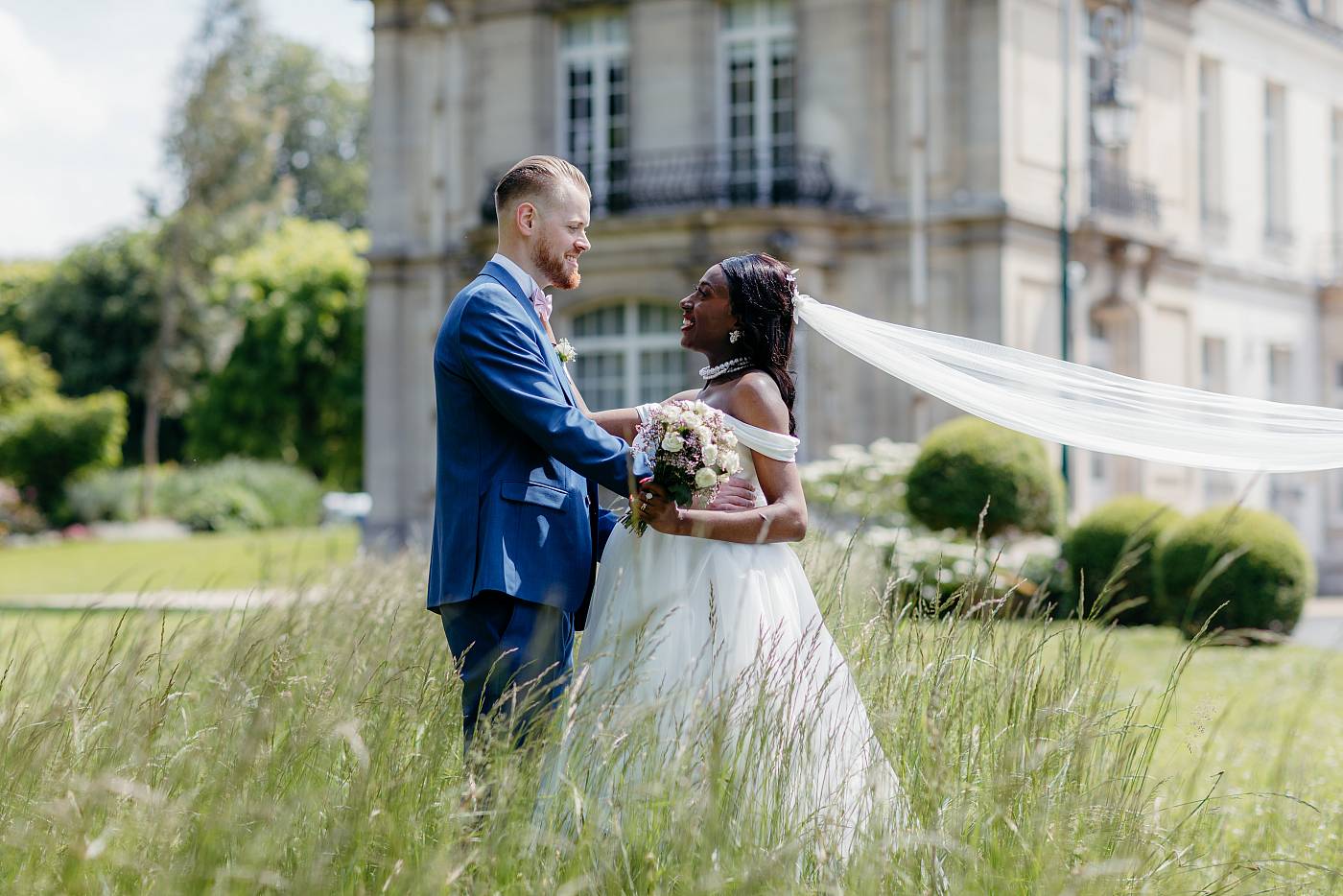 Les mariés se regardent les yeux dans les yeux devant l'hôtel de ville de Plaisir