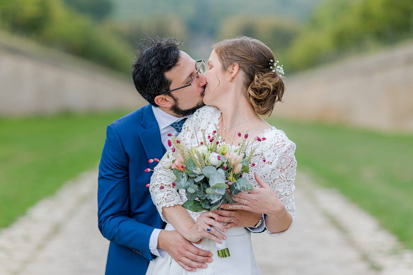 Les mariés s'embrassent au domaine de Marly-le-Roi