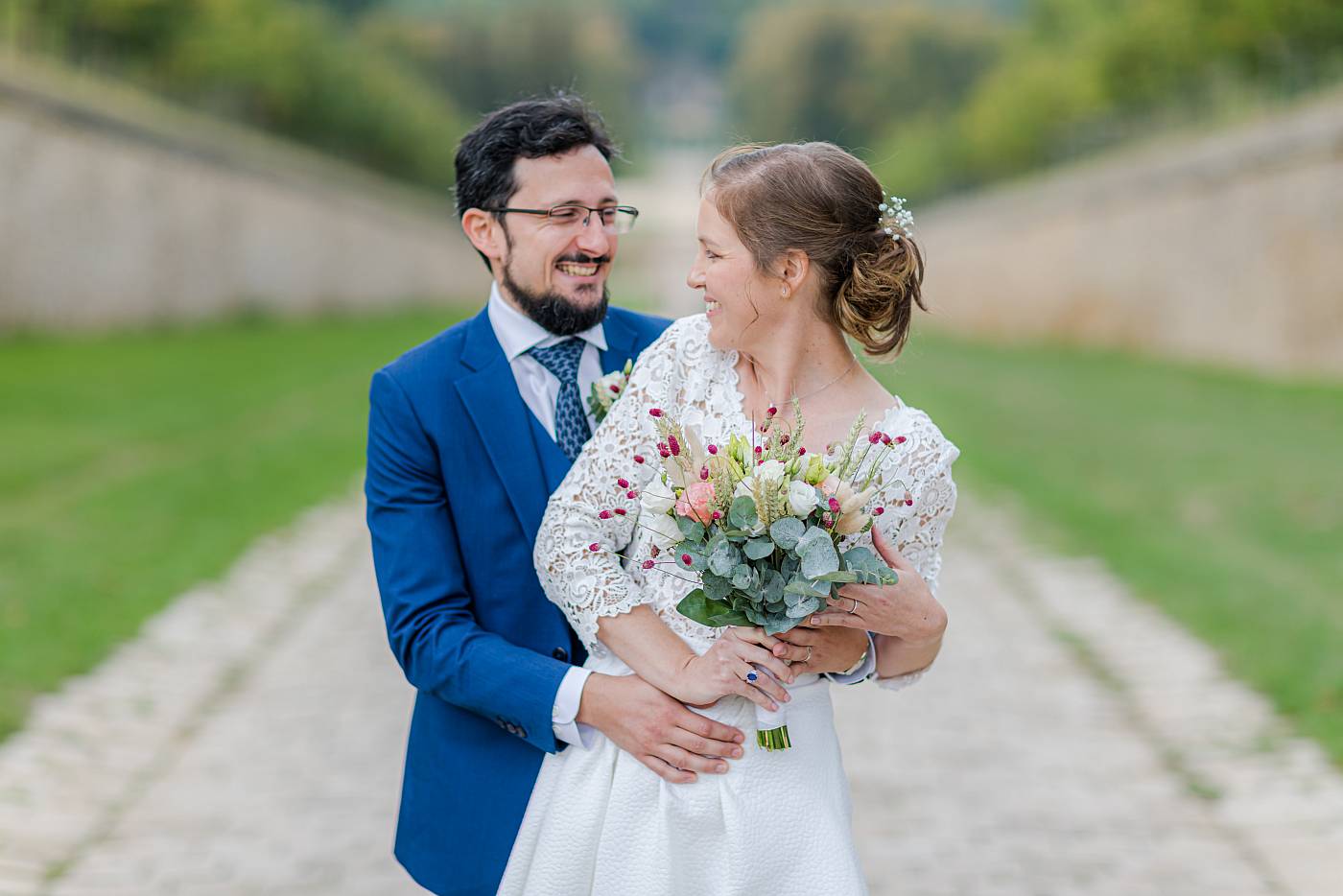 Regard complice des mariés au domaine de Marly-le-Roi