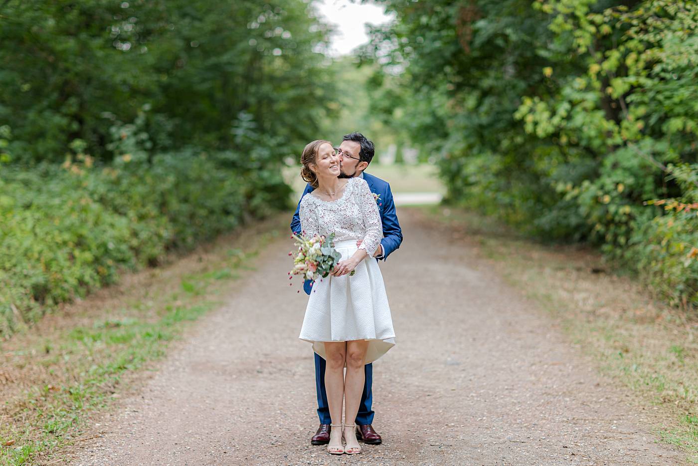 Moment complice entre les mariés dans les bois de Marly-le-Roi