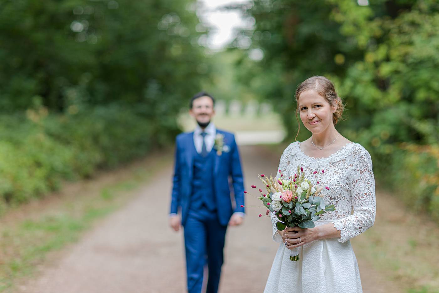 La mariée et son bouquet à Marly-le-Roi