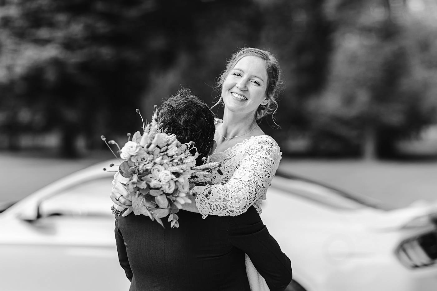 La mariée dans les bras du marié