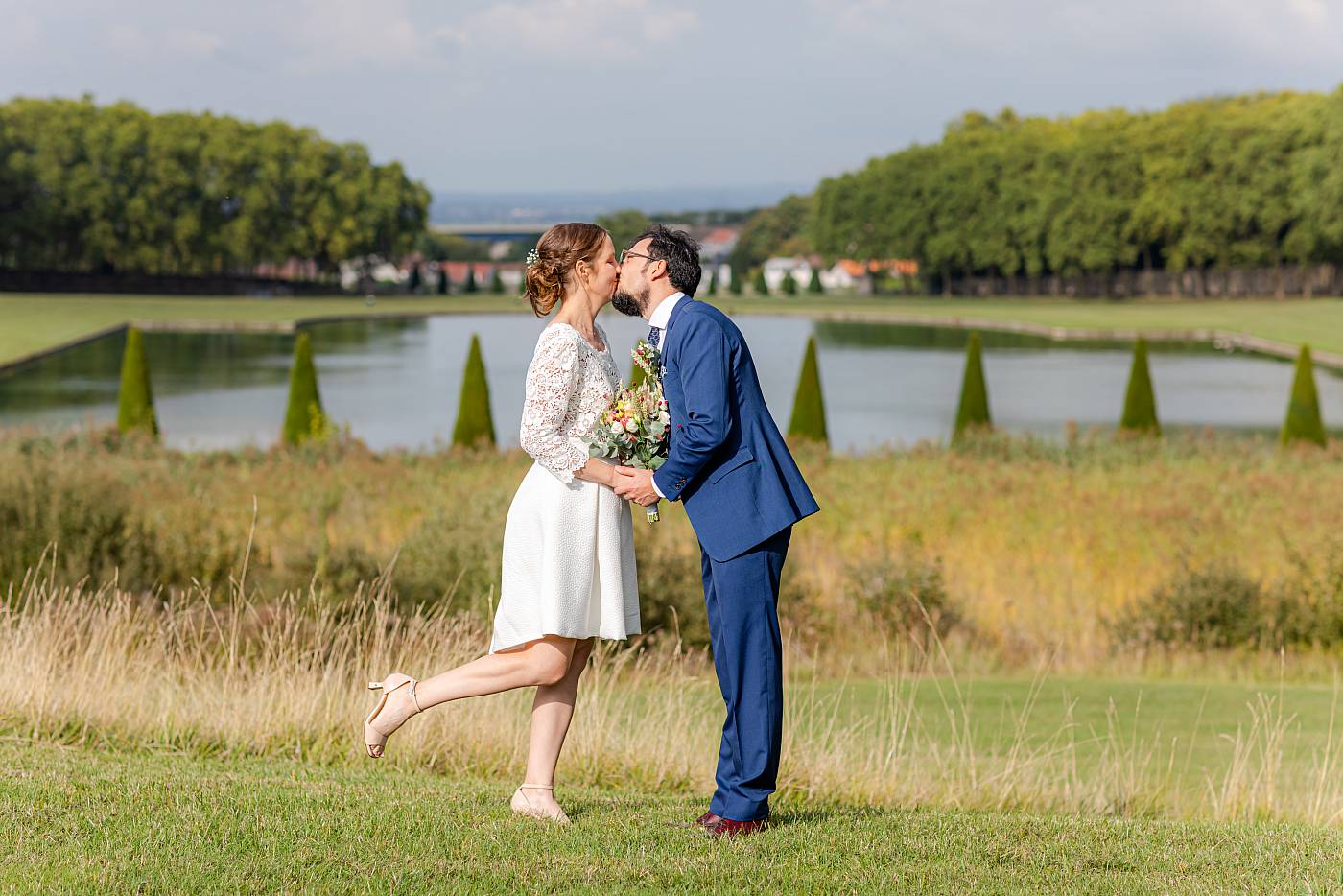Pause classique des Mariage devant le plan d'eau de Marly-le-Roi