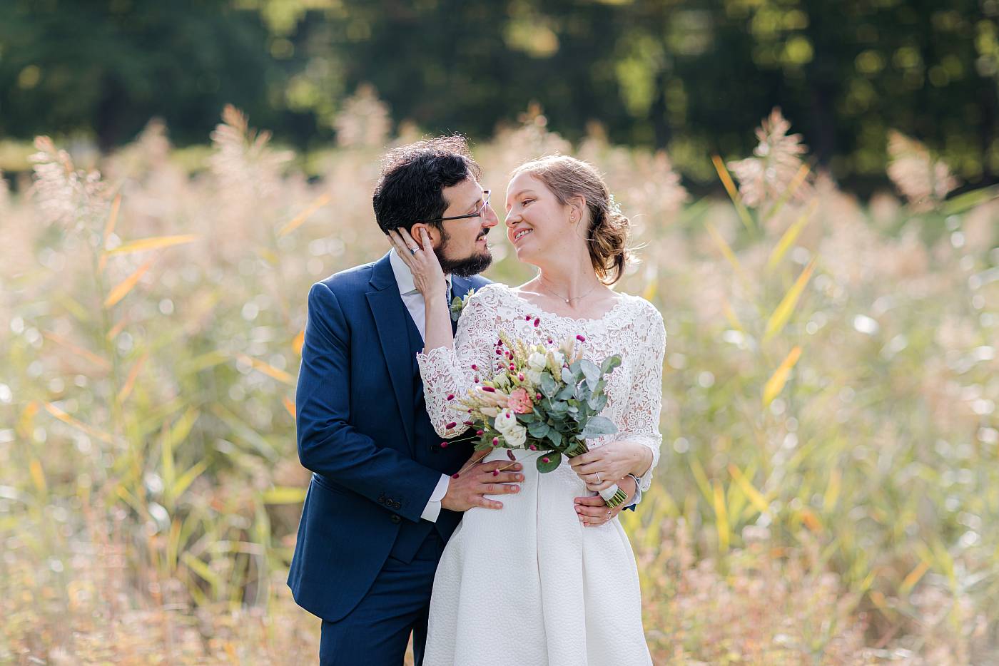Les mariés parmi les hautes herbes du domaine de Marly-le-Roi dans les Yvelines