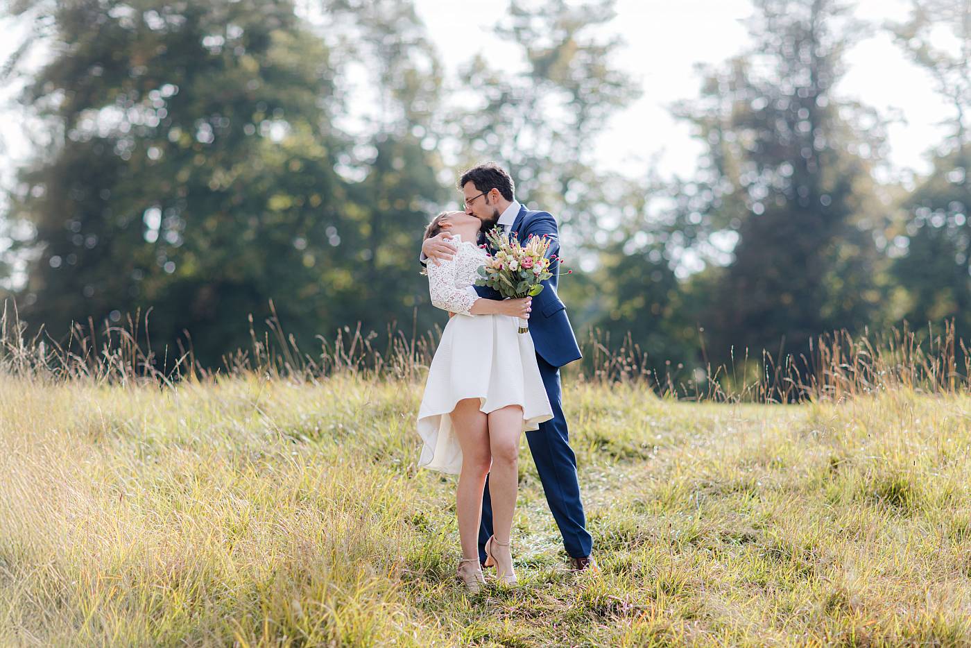 Le baiser fougueux des mariés dans le décor somptueux du domaine de Marly-le-Roi