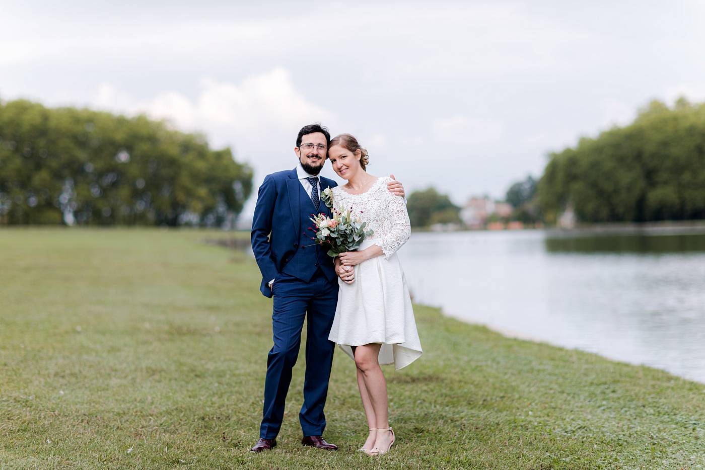 Pose formelle des mariés devant le plan d'eau du domaine de Marly-le-Roi