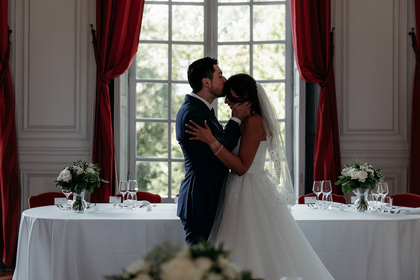 Baiser sur le front de la mariée à l'intérieur du château de Breuil à Garancières