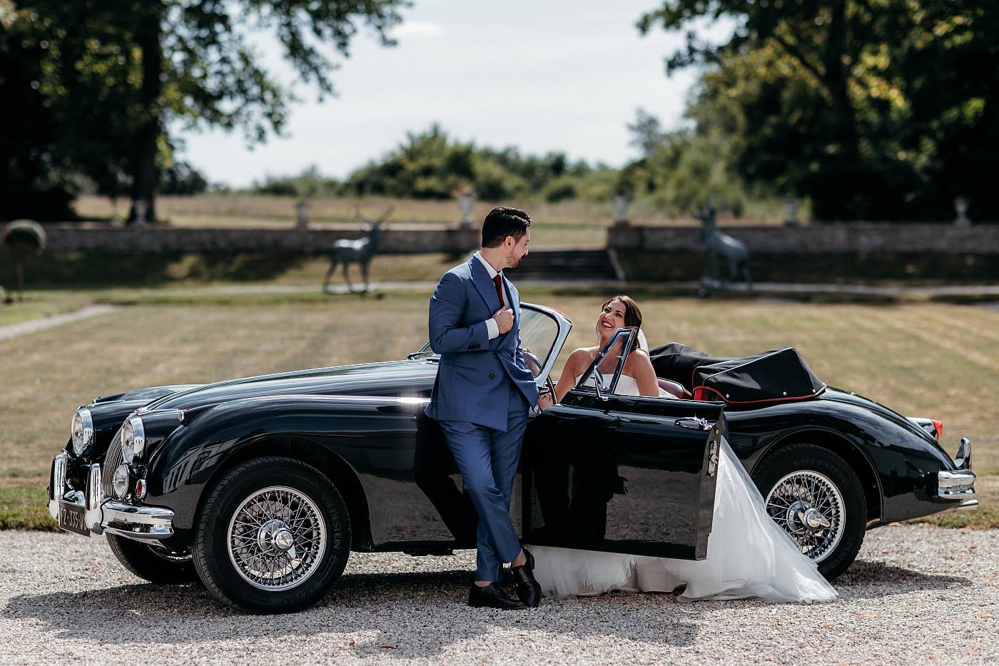 Les mariés devant leur joli voiture au château de Breuil