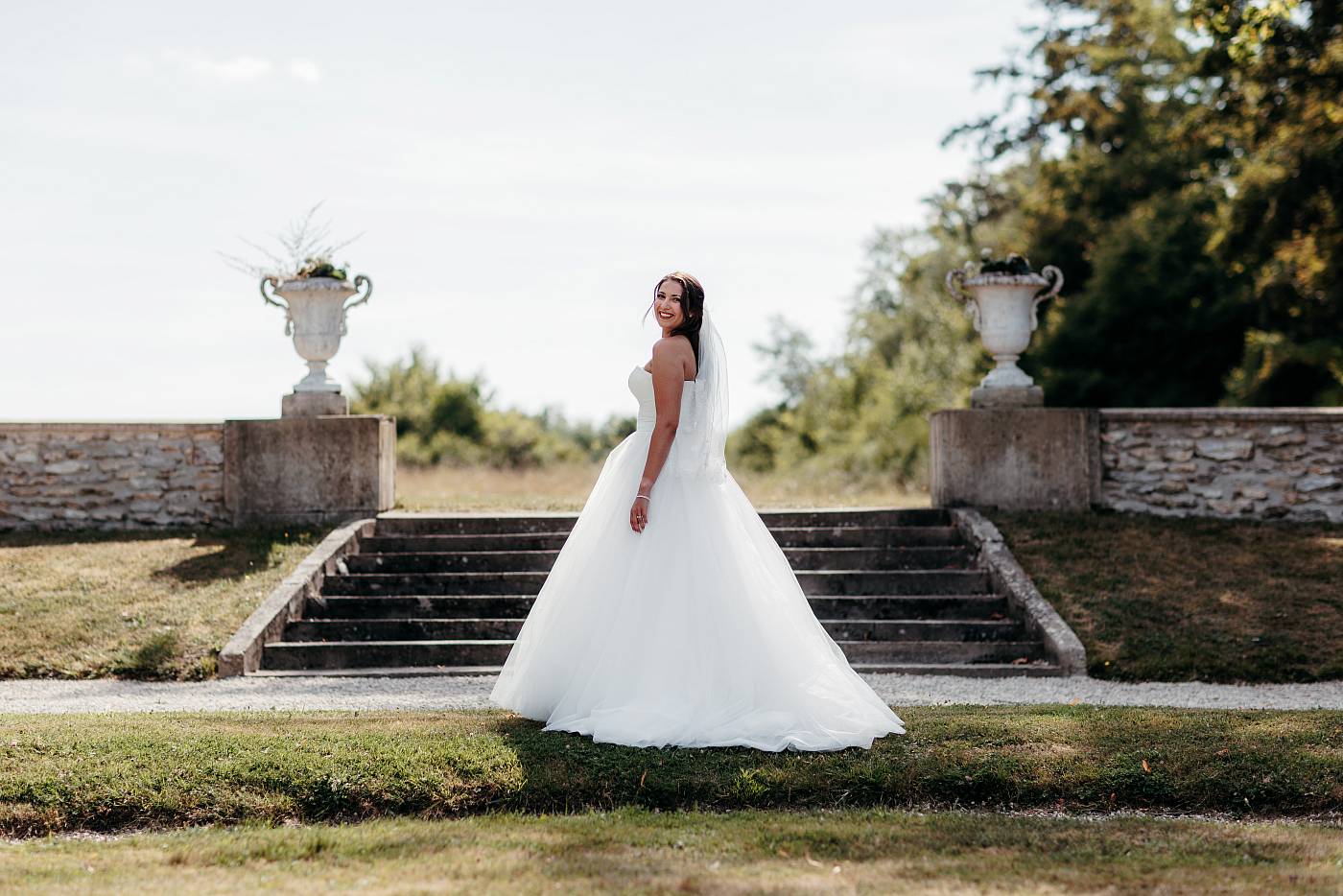 La mariée et sa robe au château de Breuil à Garancières