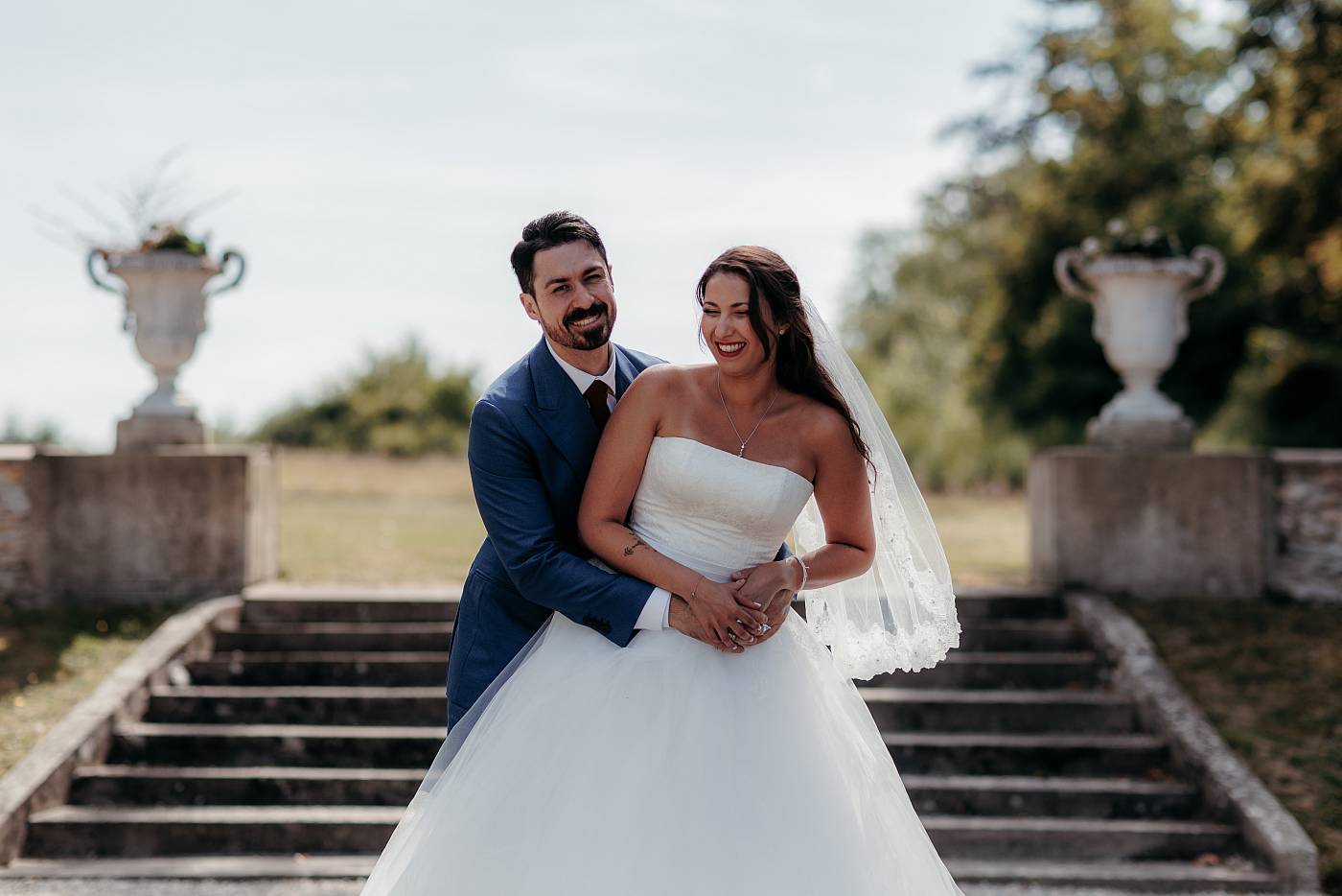 Les mariés s'amusent dans les jardins du château de Breuil à Garancières