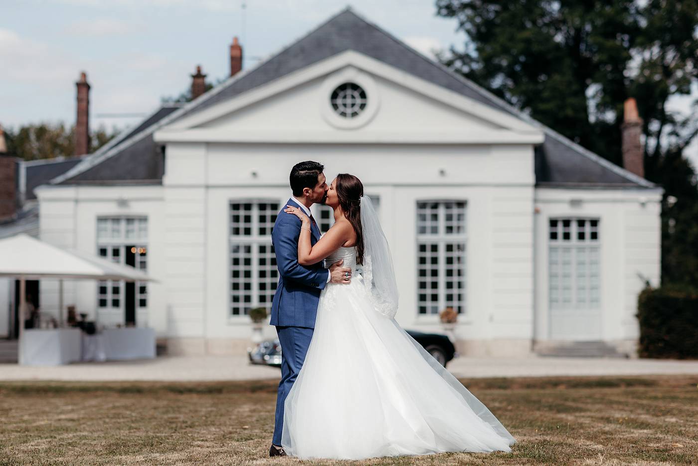 Baiser des mariés devant la façade du château de Breuil à Garancières