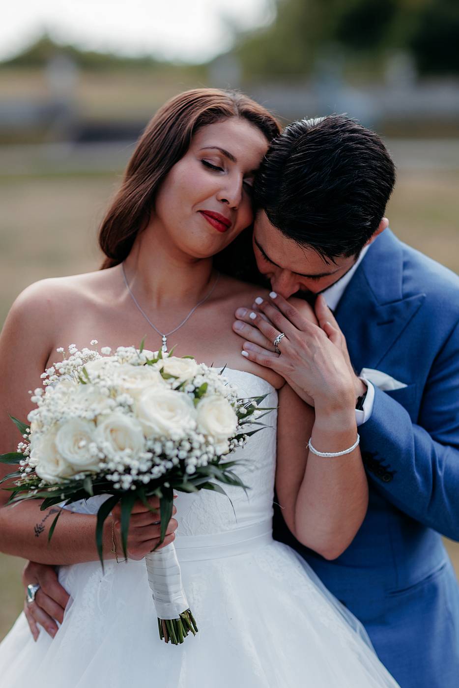 Moment de tendresse entre les mariés au château de Breuil