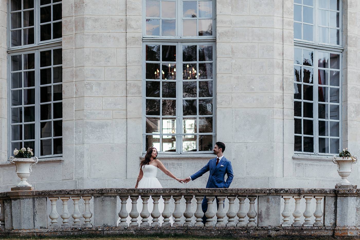 Pose des mariés devant la façade du château de Breuil