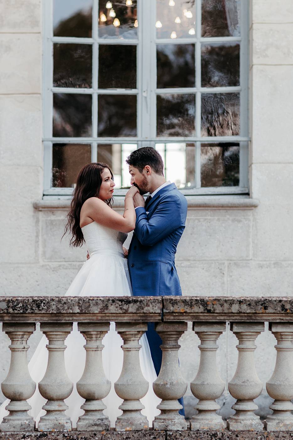 Baiser sur la main de la mariée à Garancières dans les Yvelines