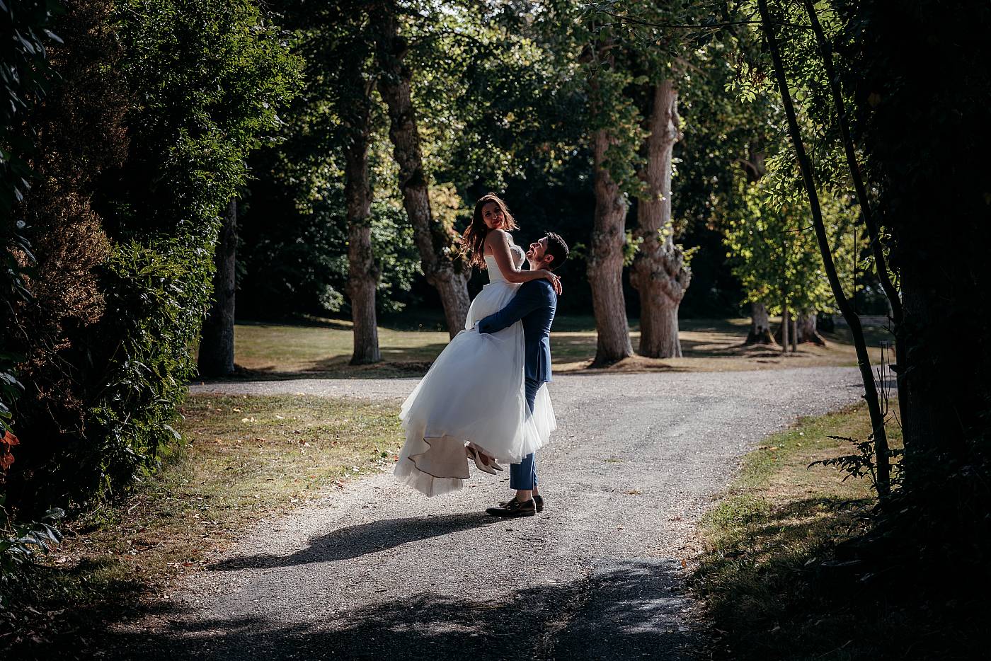 Figure acrobatique des mariés dans les jardins du château de Breuil