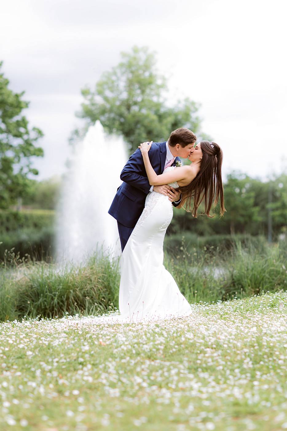 Les mariés devant le jet d'eau du lac des Ibis
