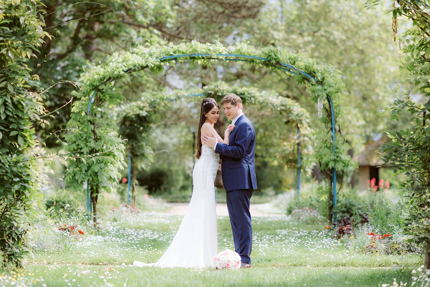 Les mariés dans les jardins à la Française du parc des Ibis