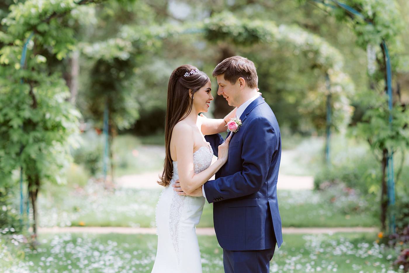 Les mariés les yeux dans les yeux au parc des Ibis au Vésinet