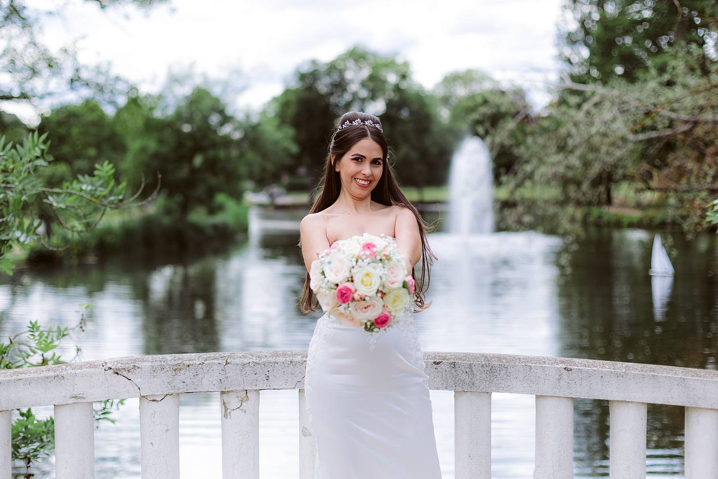La mariée et son bouquet avec le lac des Ibis en arrière-plan