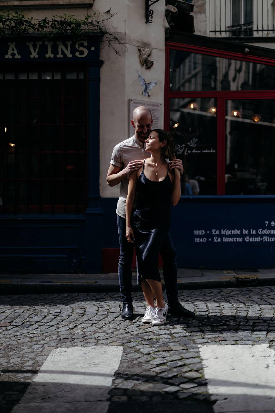 Séance photo de couple dans les rues de Paris
