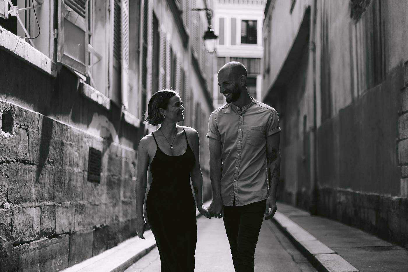 Photo du couple en noir et blanc dans les rues de Paris
