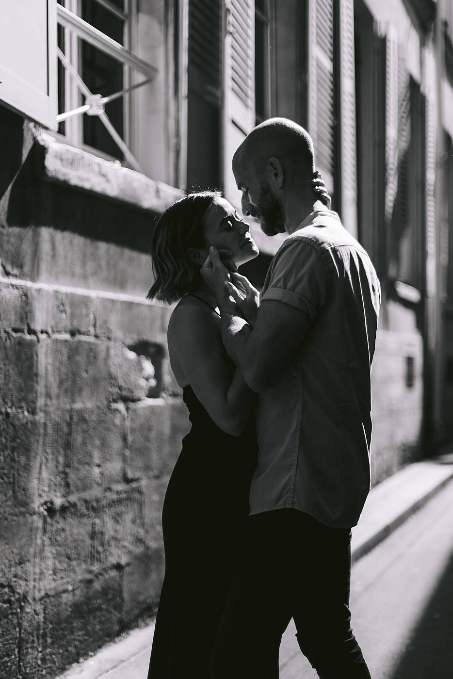 Le couple enlacé dans les rues de Paris