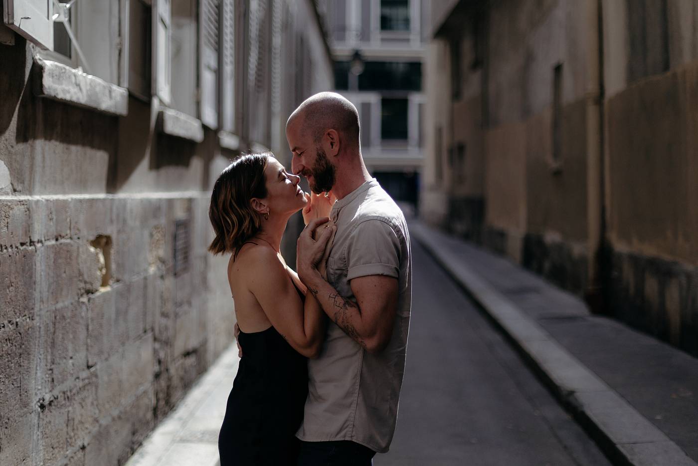 Séance photo de couple à Paris à l'île de la cité