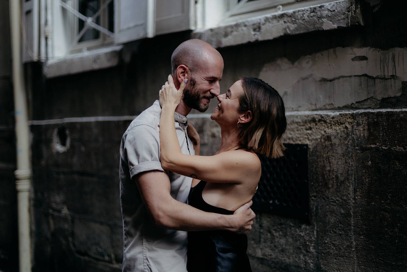 Les amoureux s'amusent pendant la séance photo de couple à Paris