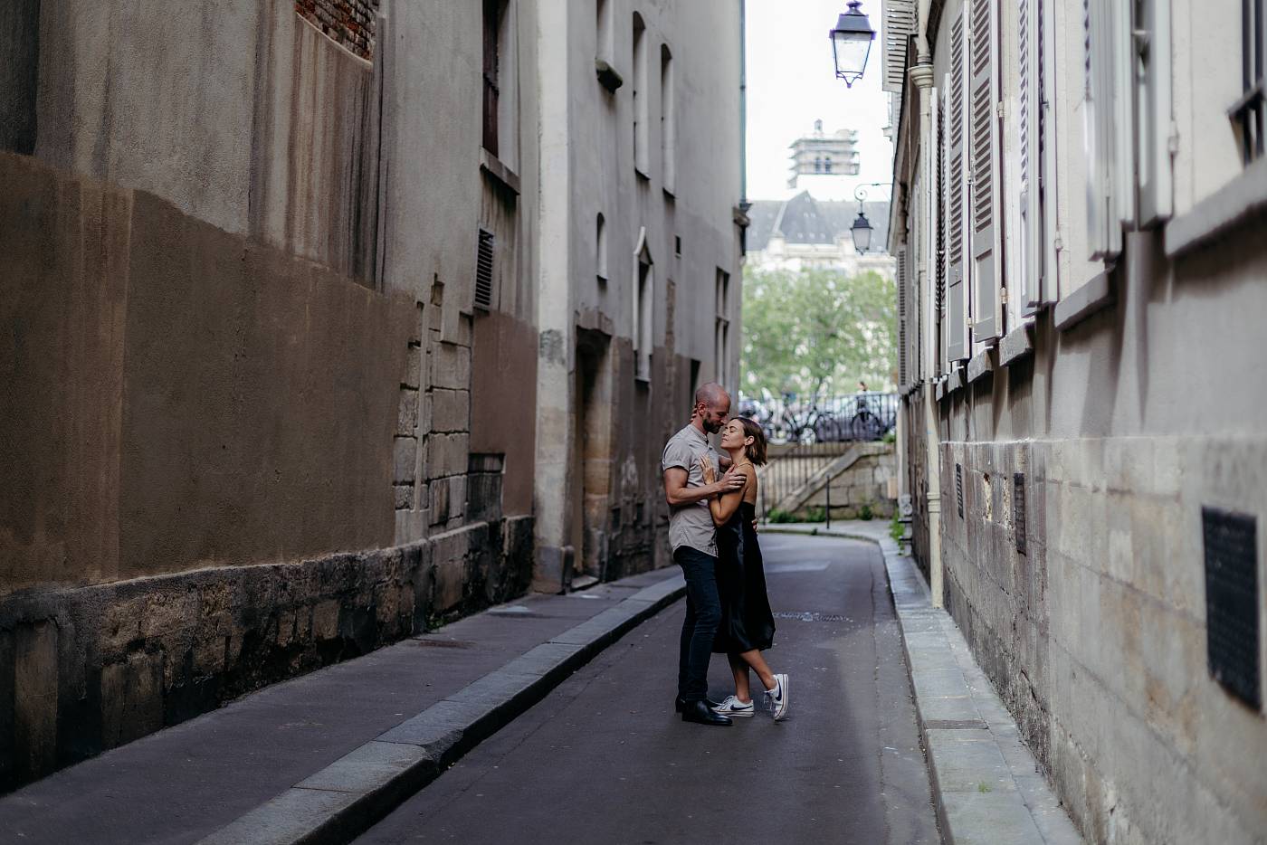 Le couple dans les rues de Paris, à l'île de la cité