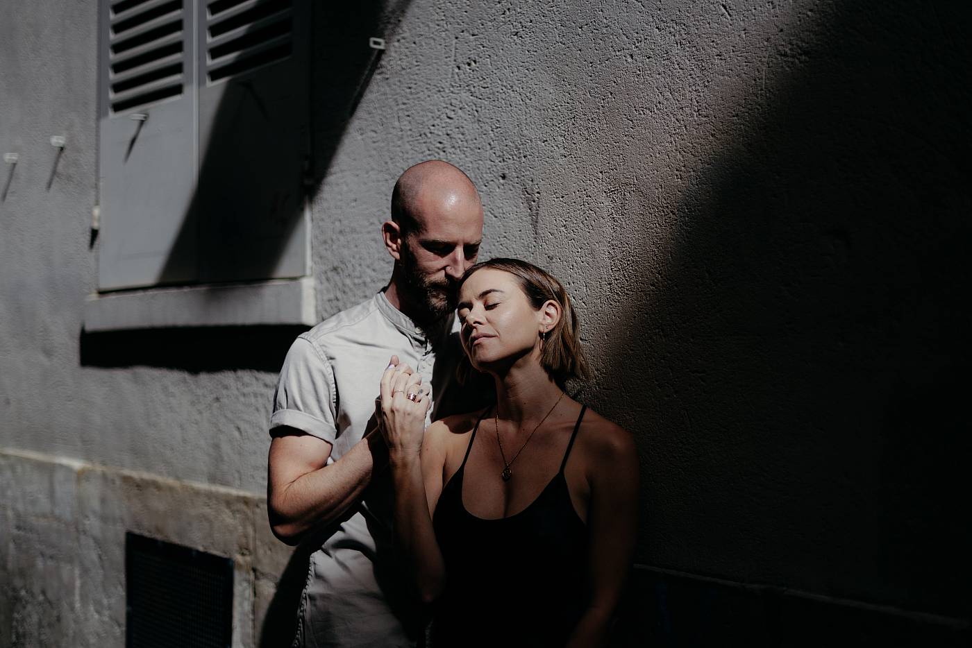 Rayon de soleil sur les amoureux dans les rues de Paris
