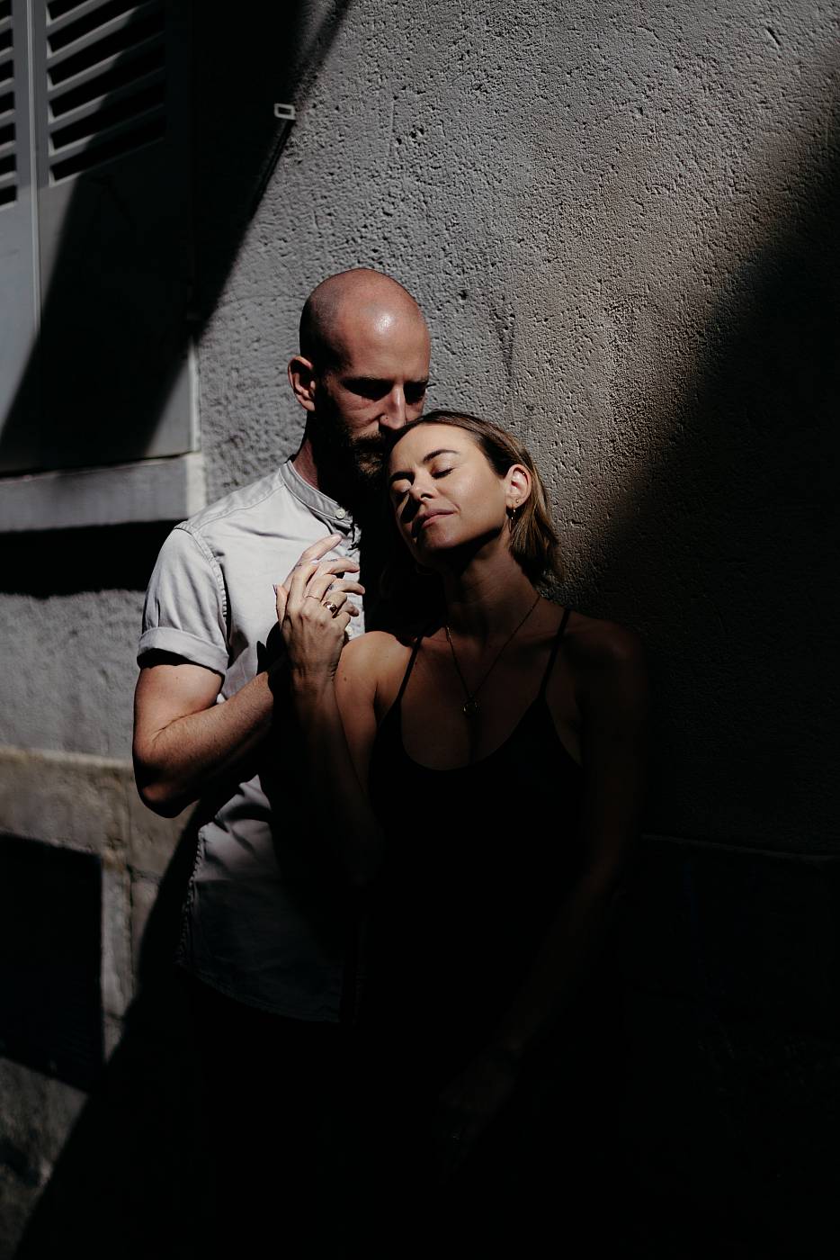 Rayon de soleil sur le couple dans les rues de Paris