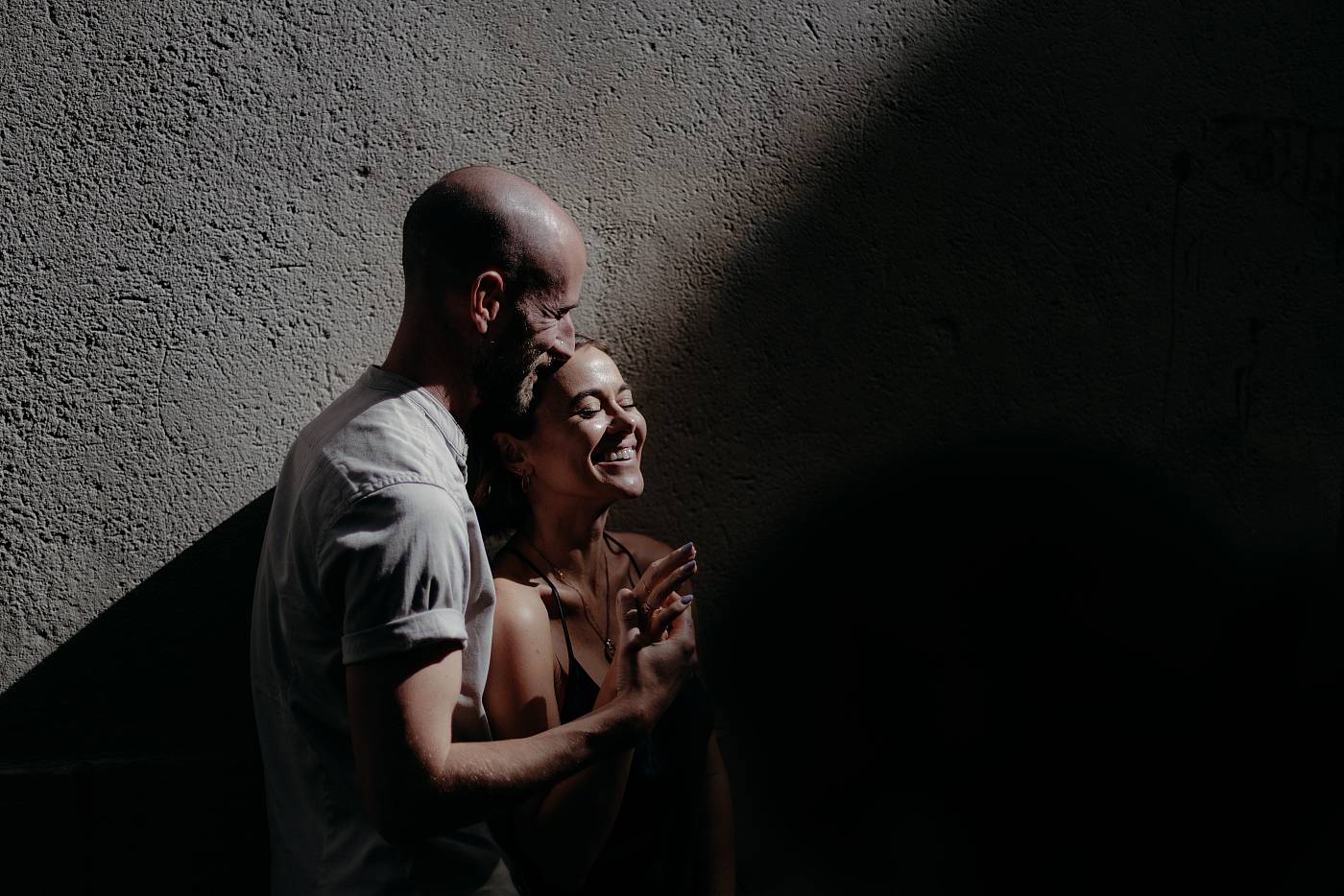 Le couple s'amuse pendant la séance photo de couple à Paris