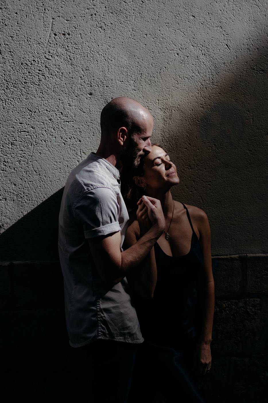 Les amoureux prennent la pause sous les rayons du soleil à Paris