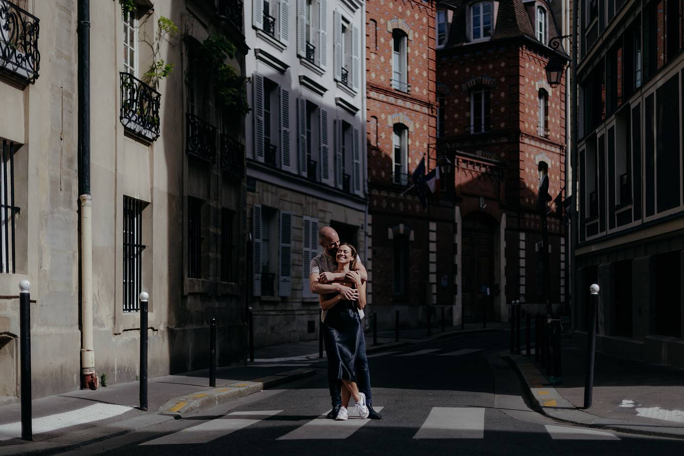 Photo de couple à Paris avec le beau décor de l'île de la cité