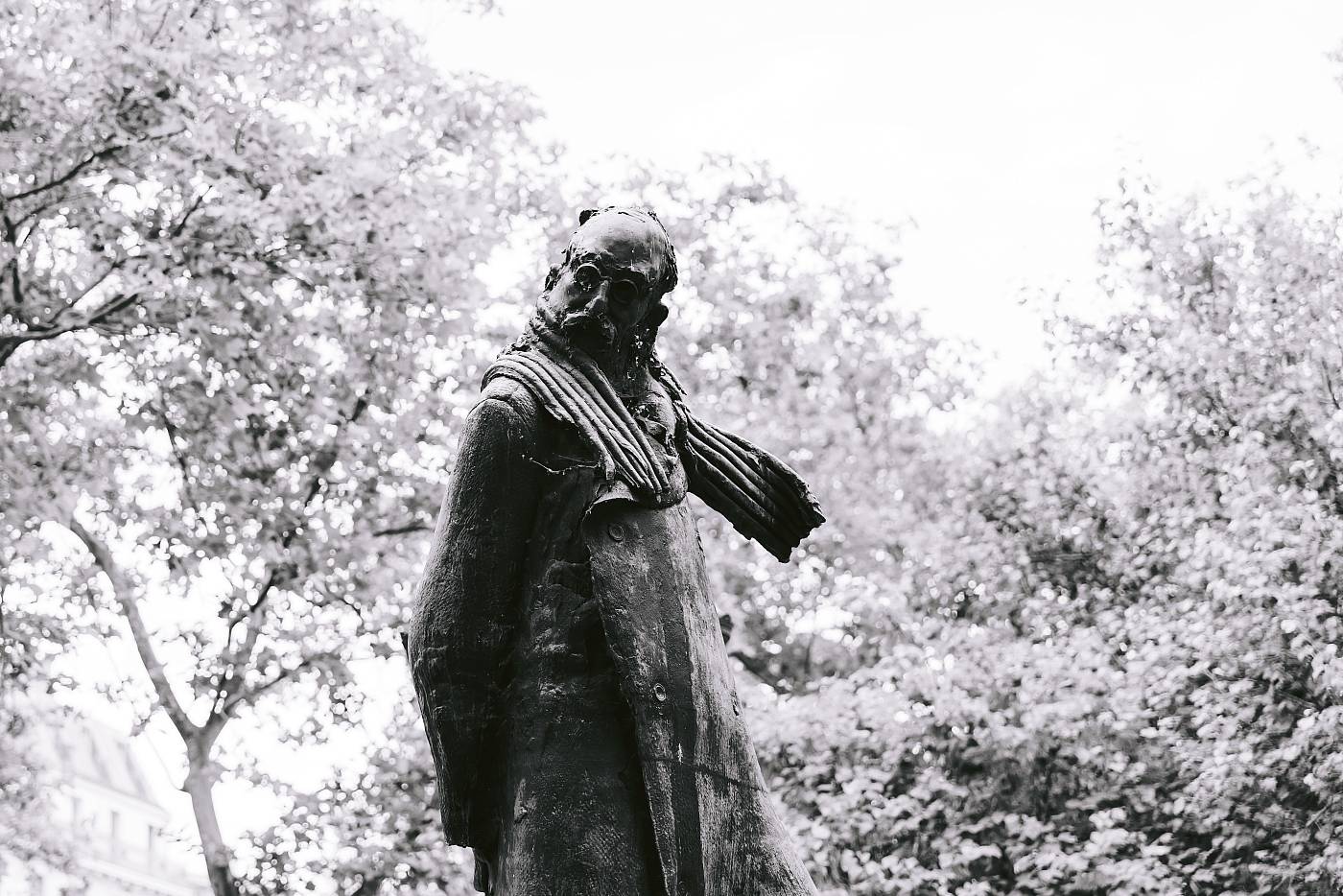Une statue devant la mairie du 11e arrondissement à Paris.