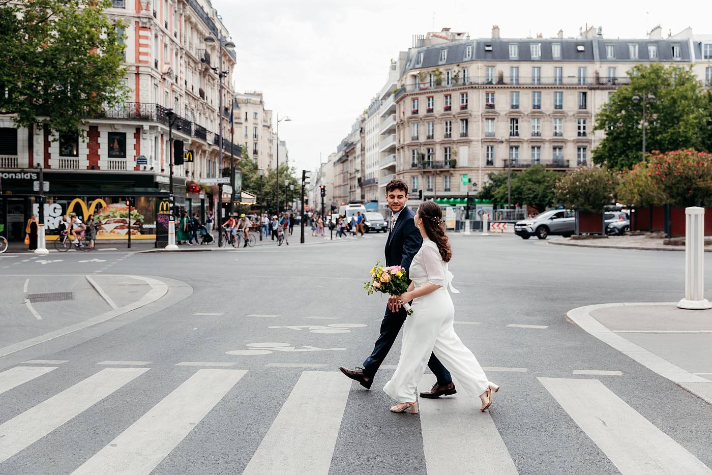 Séance photo de couple dans les rues de Paris