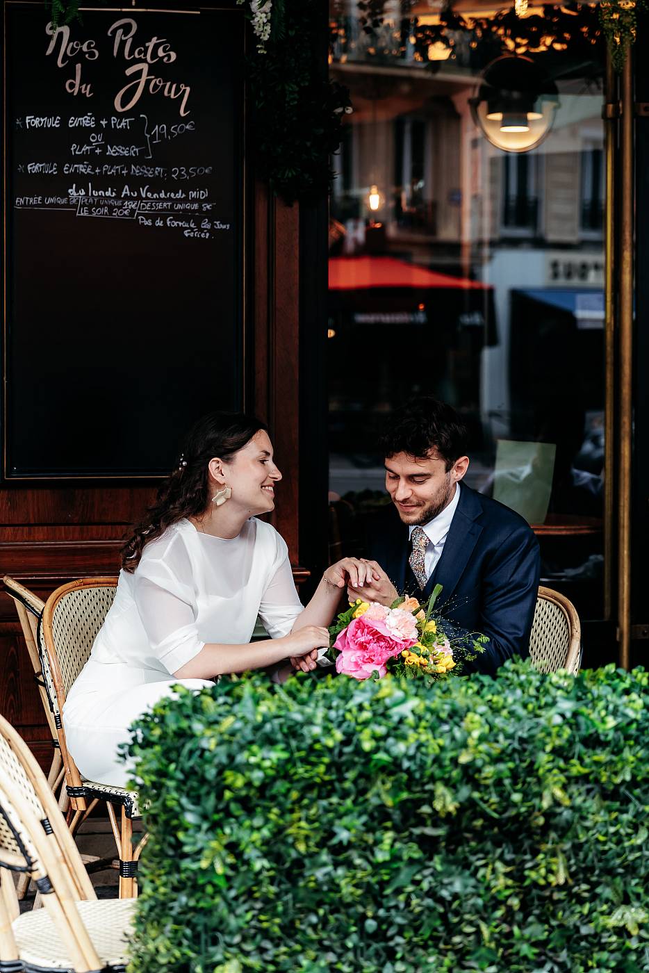 Le couple à la terrasse d'un café à Paris
