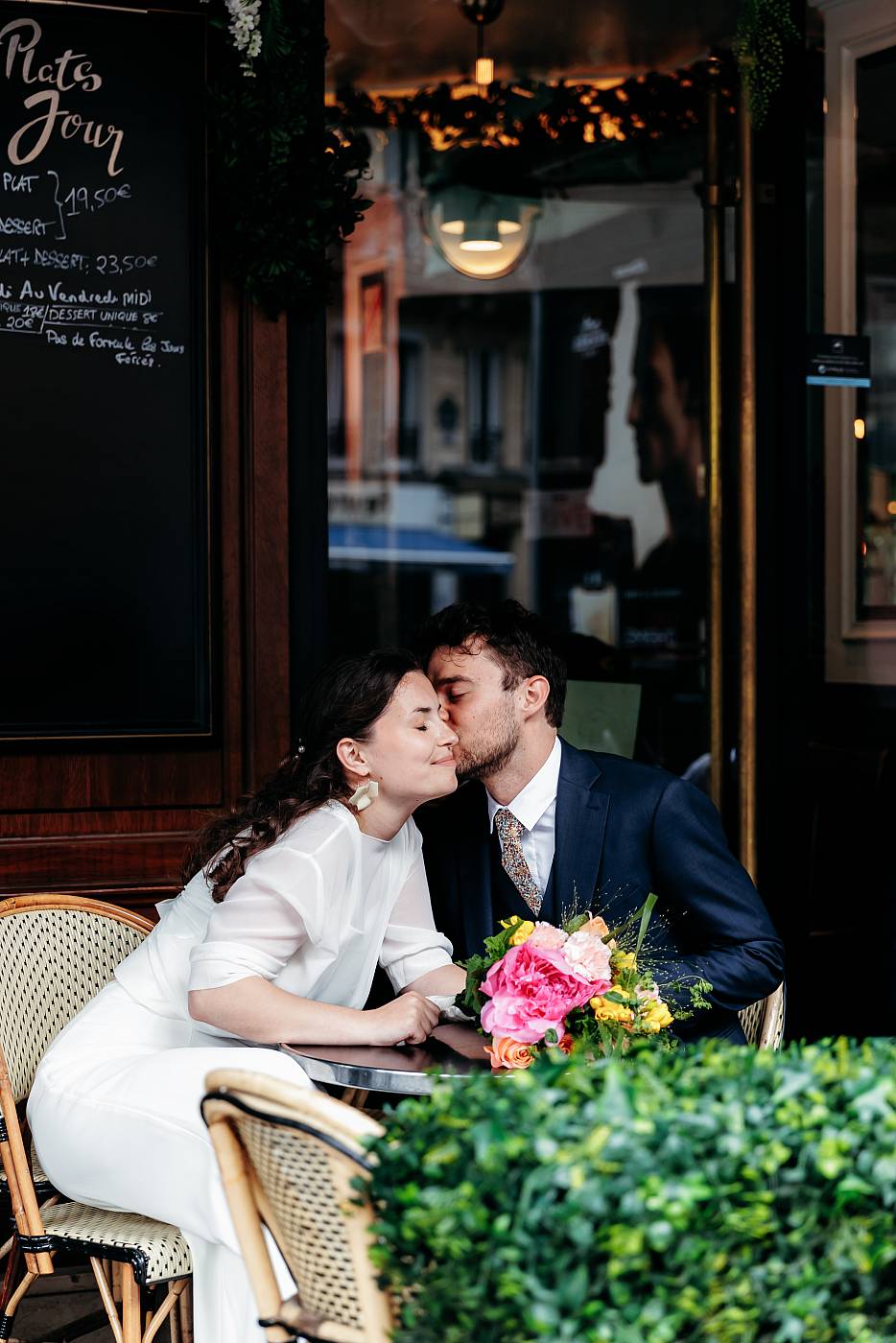 Séance photo de couple à la terrasse d'un bar