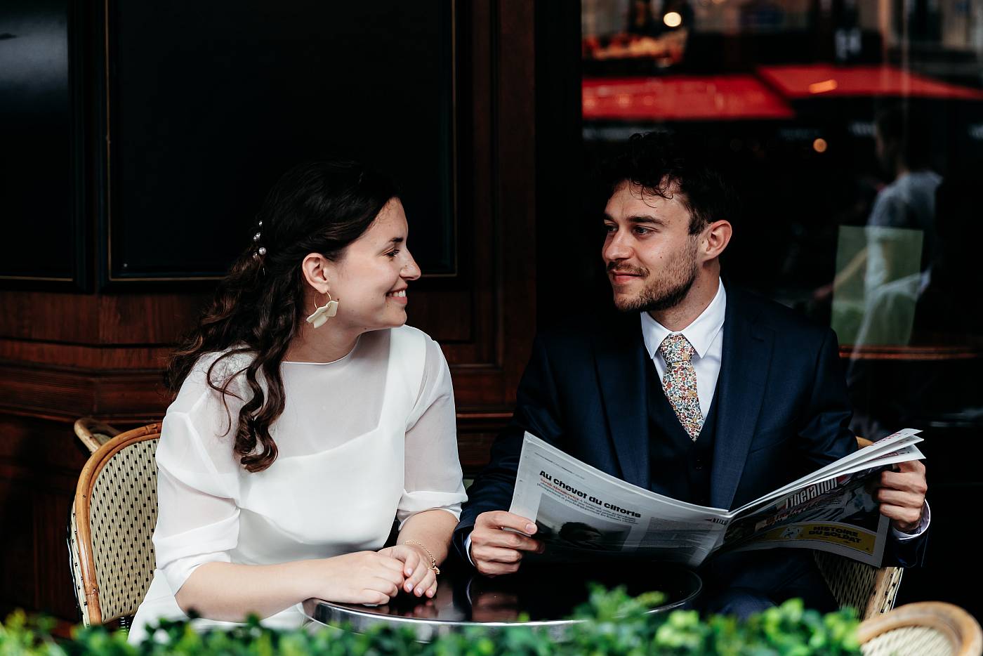 Les mariés assis à la terrasse d'un bar à Paris 11ème