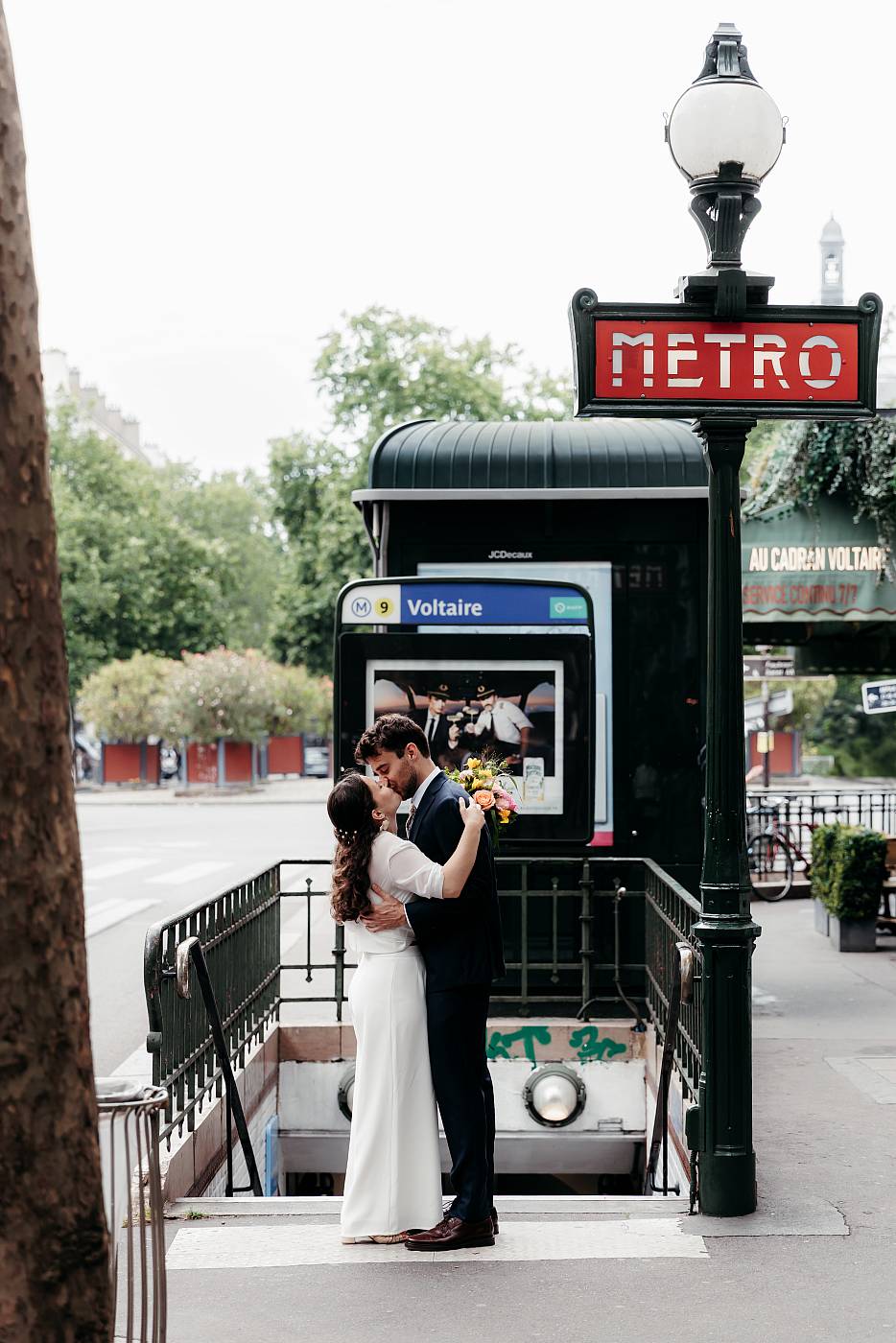 Le baiser des mariés à l'entrée du métro