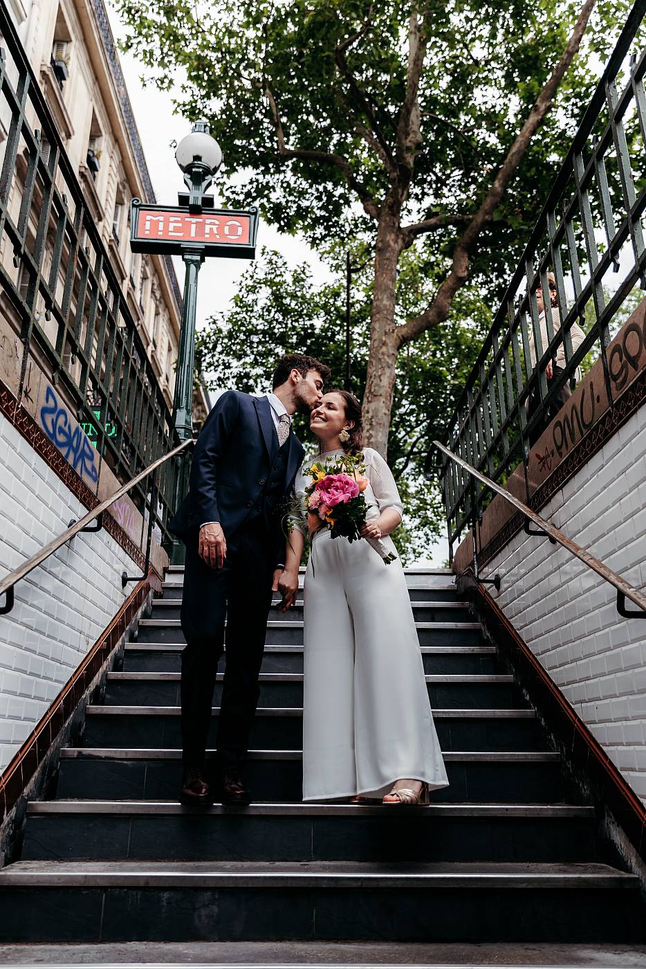 Les mariés s'amusent dans les escaliers du métro