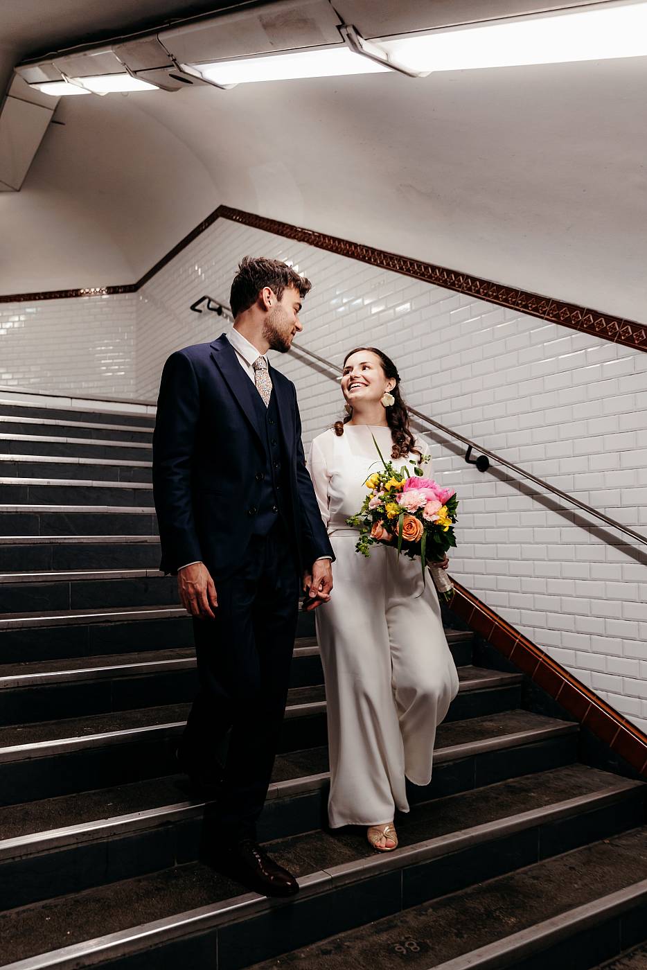 Séance photo de couple dans le métro à Paris